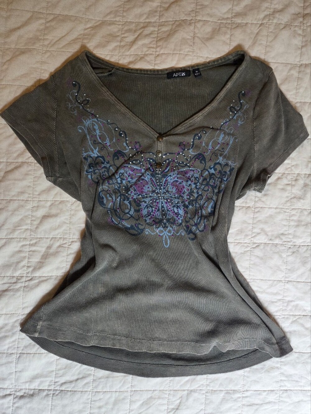 Apt. 9 Gray Short-Sleeve V-Neck Top with Rhinestone Butterfly Y2k